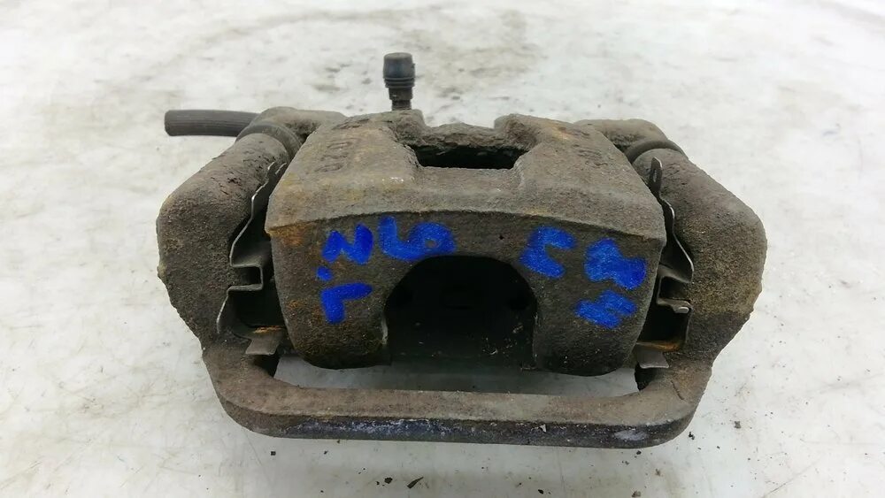 Суппорт ниссан кашкай j10. Скоба заднего суппорта ниссан кашкай j10. Болт заднего суппорта ниссан кашкай j10. Скоба заднего суппорта ниссан кашкай j10. 6.
