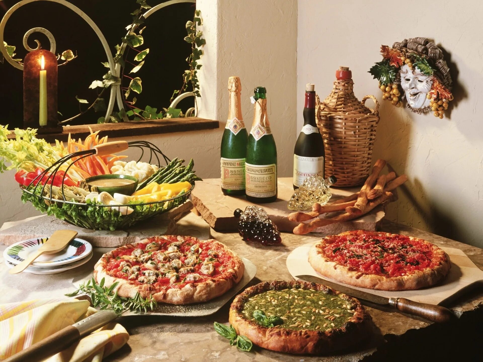 Греческий праздничный стол. Итальянская кухня. Национальная кухня Италии. Новогодний стол с едой. Шикарный стол с едой.