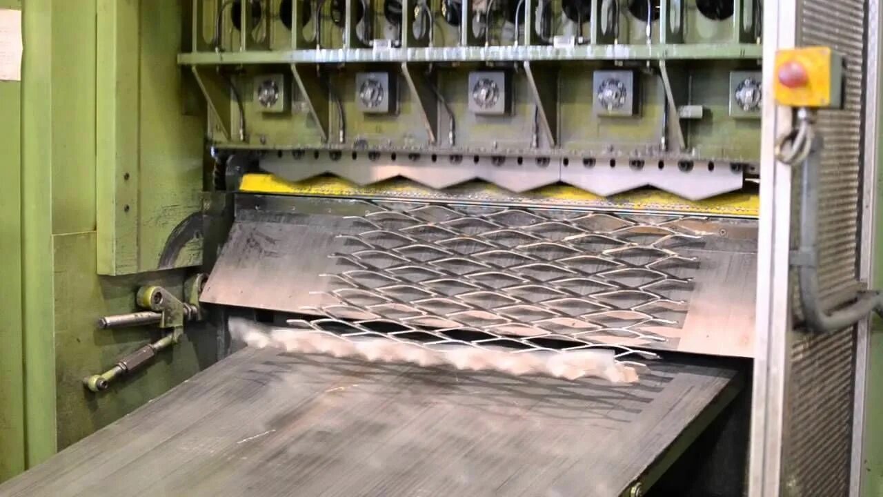 Изготовление изделий в технике просечного металла. Просечно вытяжной станок. Изготовление листов ПВЛ станок. Станок для просечно вытяжного листа. Оборудование для ПВЛ листа.