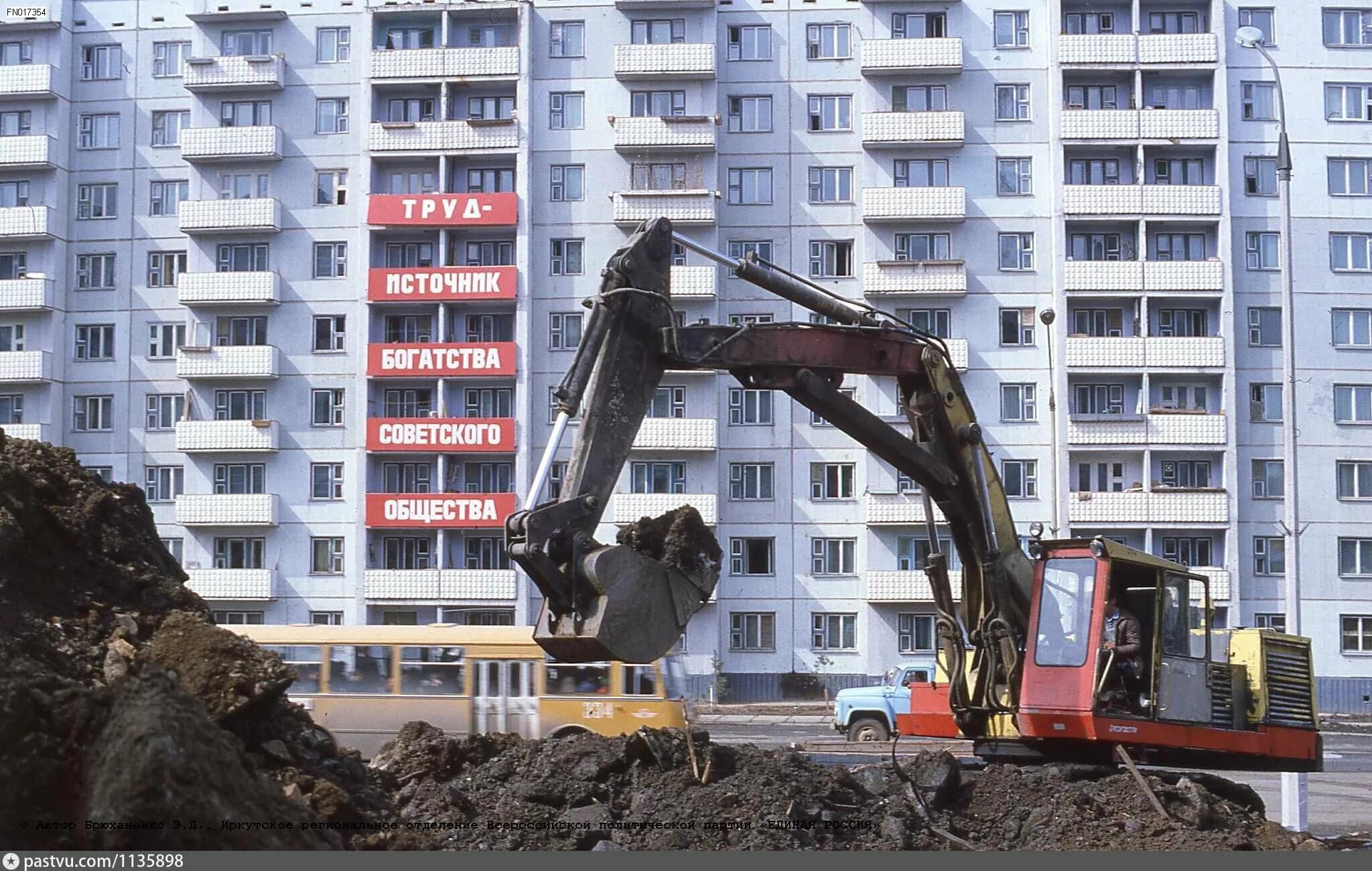 10 усть илимск. 11 Микрорайон Усть-Илимск. Усть Илимск стройка. Усть Илимск в 90 е. Камнедробильный завод Усть-Илимск.