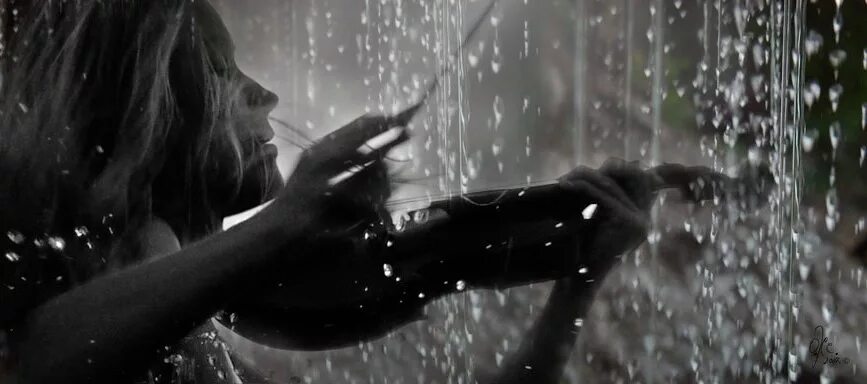 А за окном понимаешь песня слушать. Дождь гифка. Женская рука под дождём. Летний дождь девушка. "Мелодия дождя".