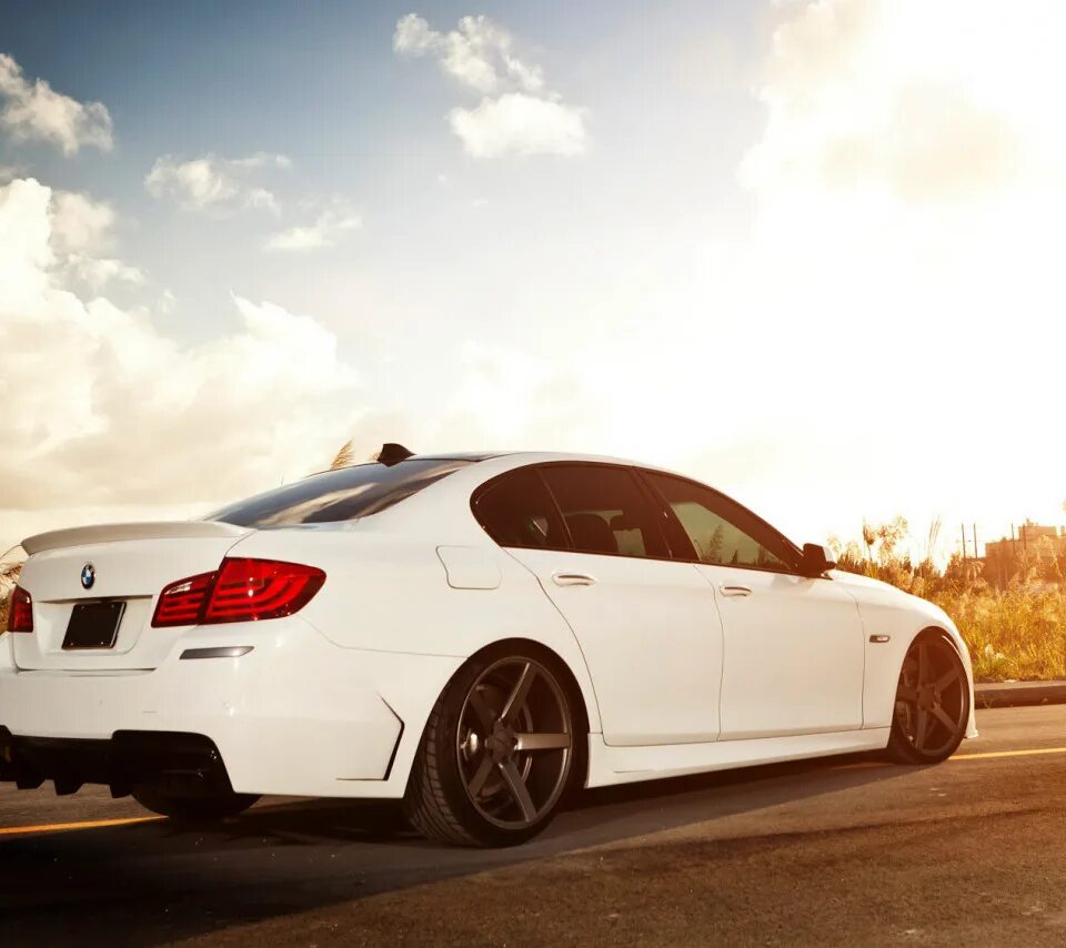 Light tuning. BMW f10 White Tuning. БМВ м5 ф10. BMW f10 белая. Картинки БМВ белая.