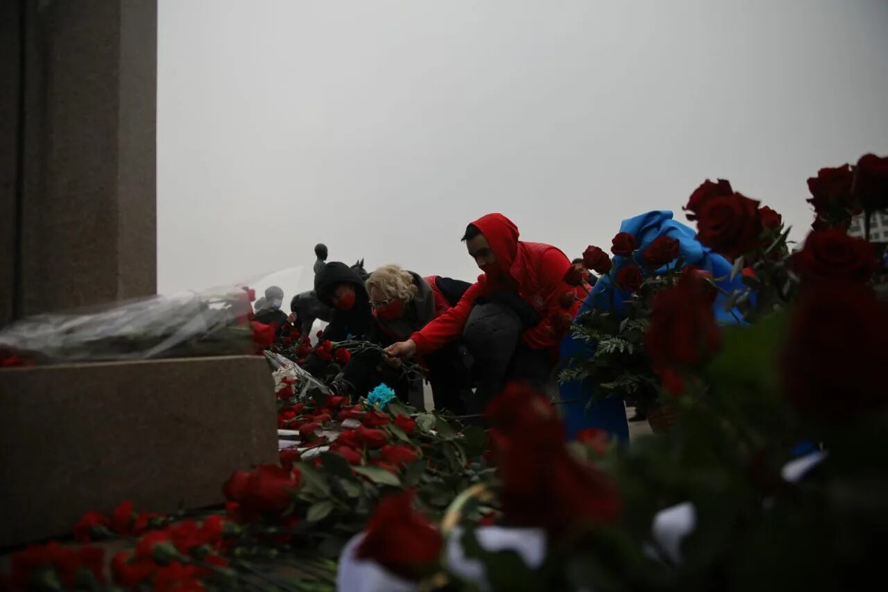 Цветок 16 декабря. Алматы сейчас митинг. Декабрьские события в алма-ате 1986. 16 декабря событие. Декабрьские события в казахстане 1986.