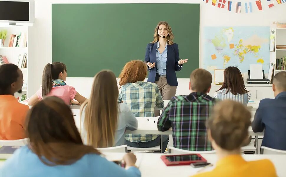 Teachers powers. Учитель рассказывает. Педагог рассказывает. Урок в школе. Учитель рассказывает классу.