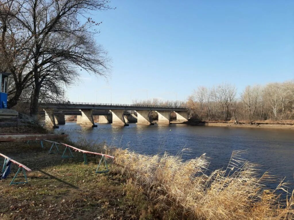 Река урал атырау. Река чаган оренбургская область. Мост чаган уральск. Реки урал жайык. Жайык река в казахстане.