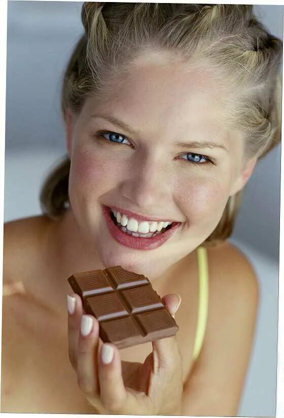 Ночью ем шоколад. Девушка с шоколадкой. Женщина в шоколаде. Фотосессия с шоколадом. Ест шоколад.