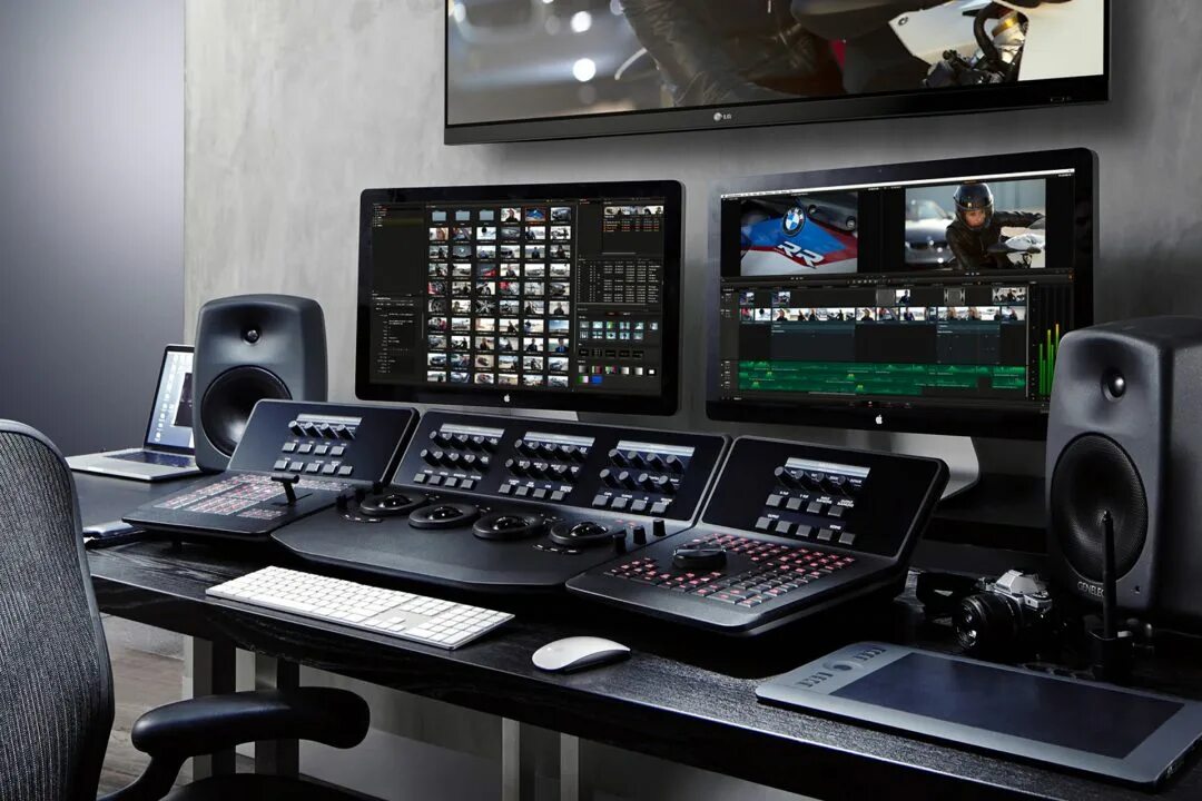 Blackmagic resolve studio. Видеомонтаж. Видеомонтажер. Рабочее место видеооператора. Студия видеомонтажа.