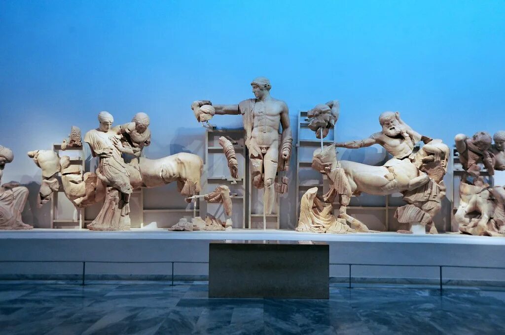 Много на греческом. Археологический музей Олимпии Олимпия. Музей Олимпии Греция. Катаколон, Олимпия, Греция. Греция достопримечательности статуи.