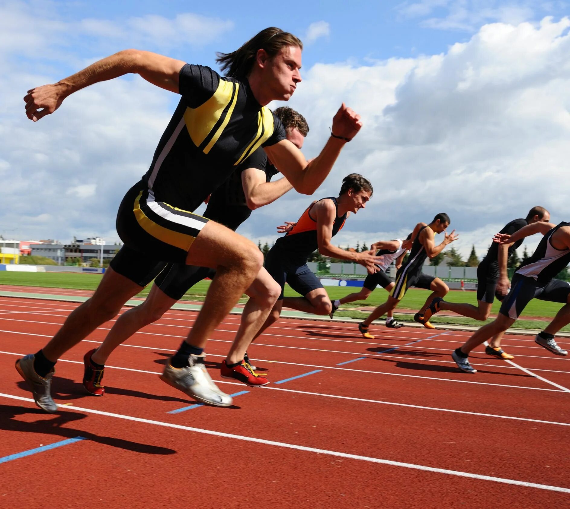 Flat run sports. Спортивные движения. Профессиональный спортсмен. Спортивный бег. Спортсмены в движении.