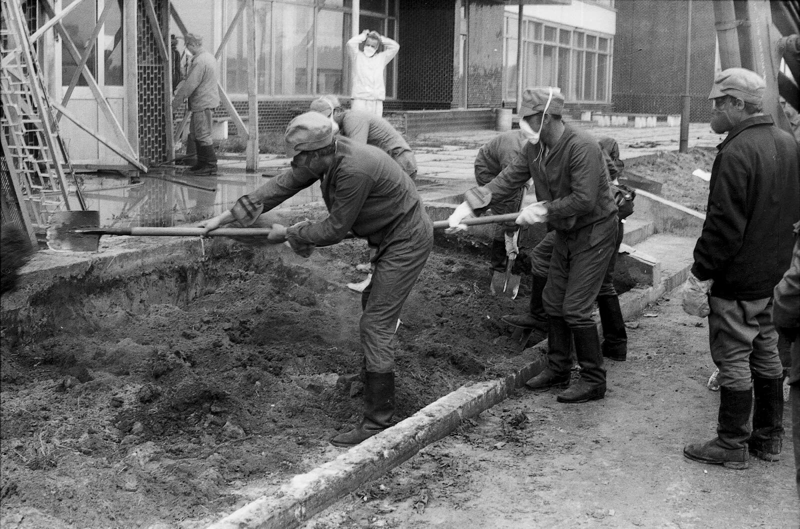 Российские ликвидаторы. Чернобыль 1986 ликвидация. ликвидаторы последствий аварии на чернобыльской аэс. ликвидаторы чаэс чернобыль.