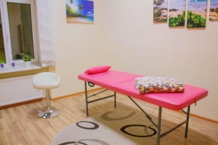 Интерьер кабинета массажа. Массажный кабинет с часами. Кабинет массажа чернышевского 11. Аренда массажного кабинета калининград сельма. Аренда массажного кабинета калининград сельма.