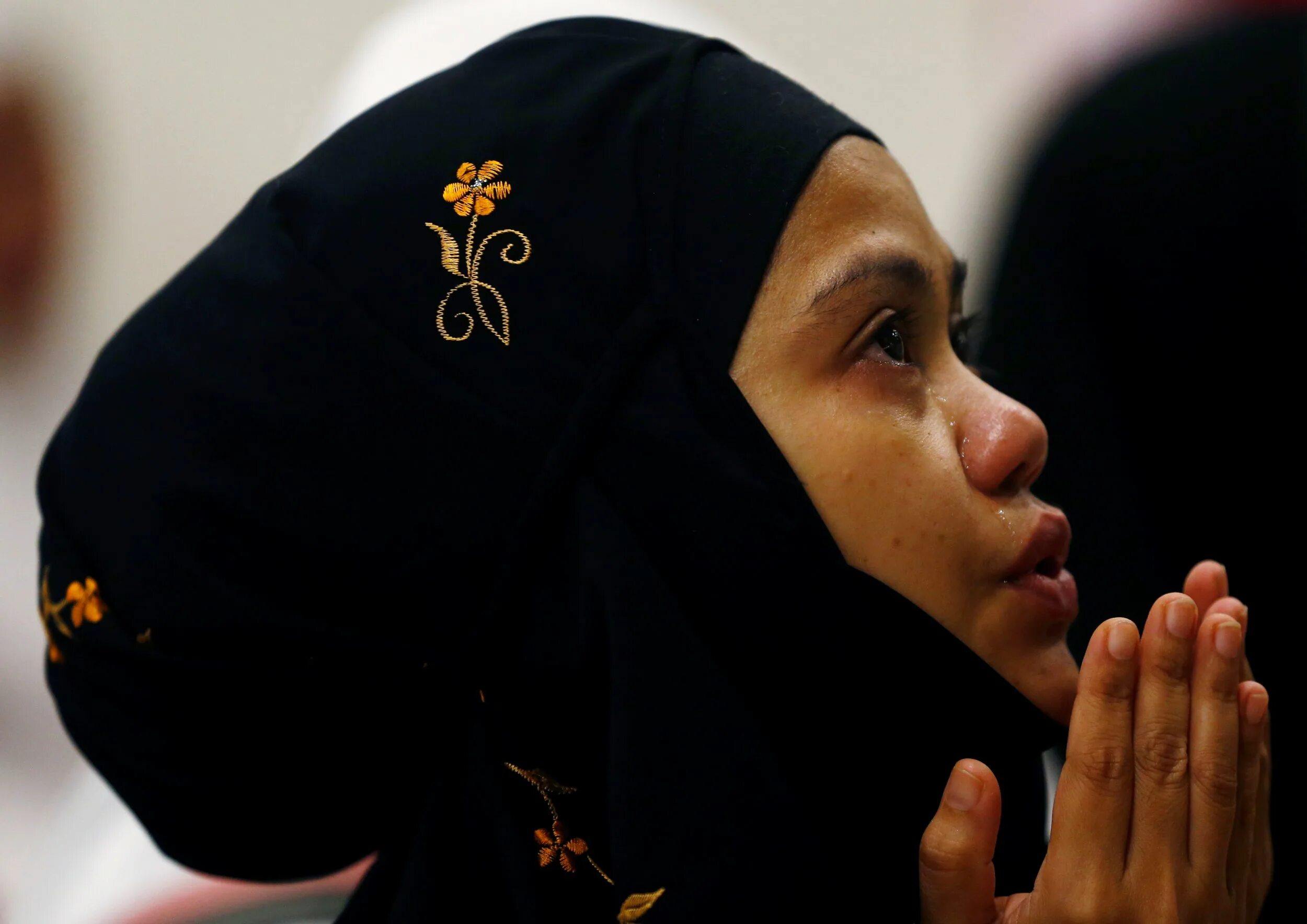 Мусульмане можно интимном. Мусульмане в Сингапуре. Рамадан девушка молится. Muslim Merry.