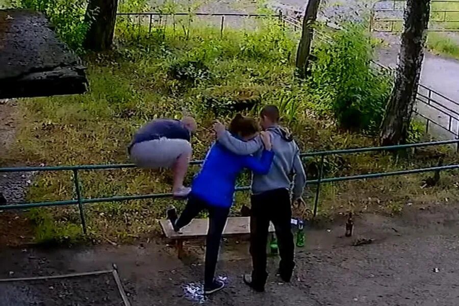 Парни ломают девушек. Рука девушки. Девушка запрыгнула на парня. Девушка стоит над лежащим мужчиной. Домашний тиран мужчина.