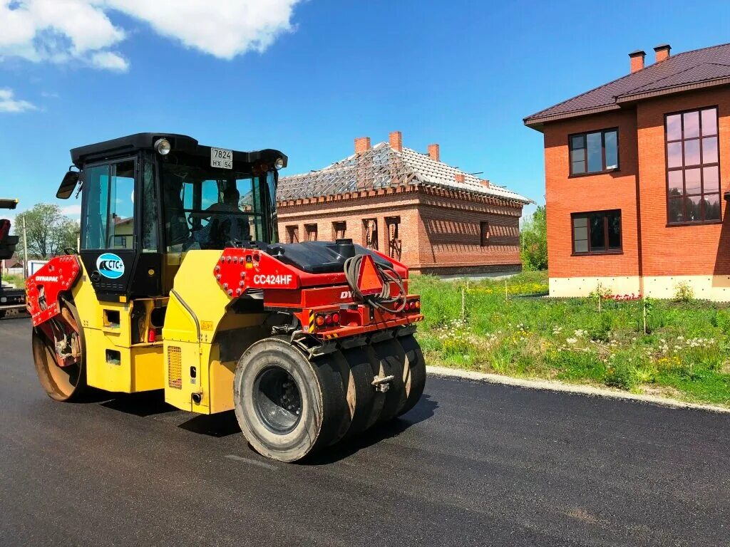 стройка дорог. благоустройство дорог. асфальтирование. укладка асфальта. асфальтовая крошка рецикл.