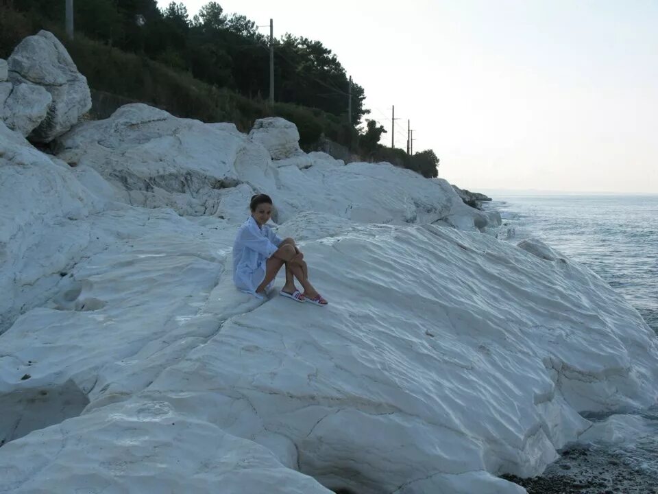 Белые камни где находится. Абхазия белые скалы Цандрипш. Абхазия Цандрипш пляж белые скалы. Белые камни Абхазия Цандрипш. Цандрипш пляж белые скалы.