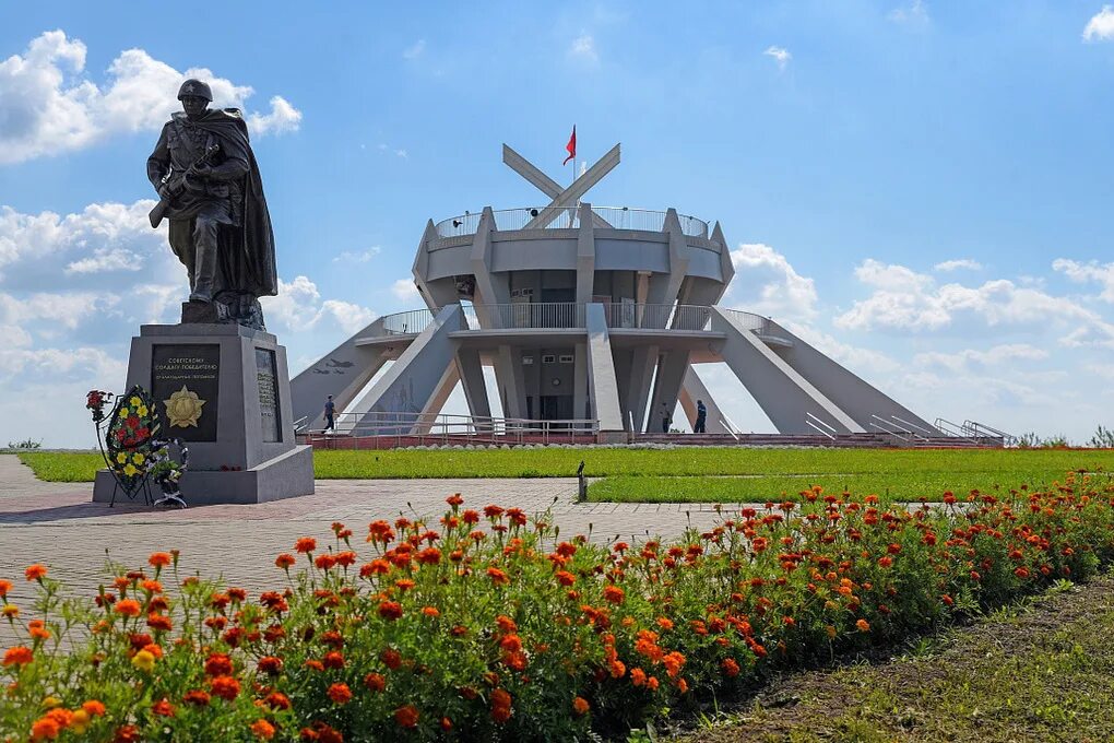 Курская дуга курск. Памятник строителям железной дороги старый Оскол ржава. Старый Оскол памятники. Памятники старый Оскол Оскола. Старый Оскол достопримечательности города.