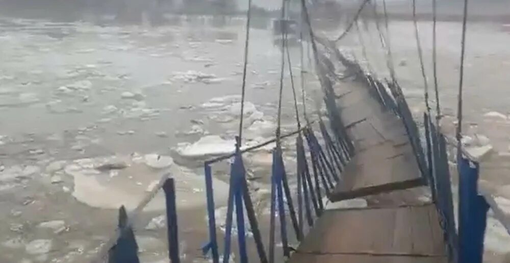 Затопило мост через угру. Подвесной мост в товарково. река угра товарково. товарково угра мост. подвесной мост через угру в товарково.