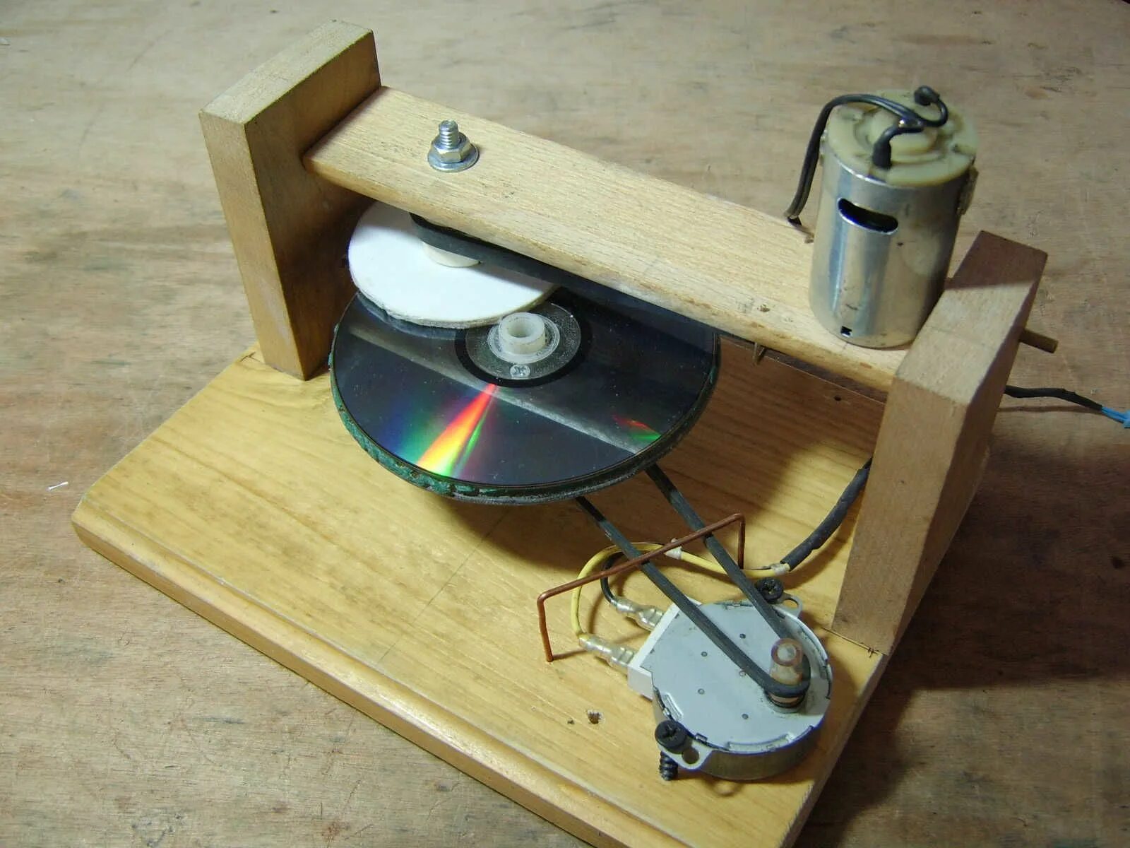 Делаем cd. Самоделки из CD дисков. Интересные самоделки. Самодельный аппарат для записи пластинок. Самоделки из двд дисков.