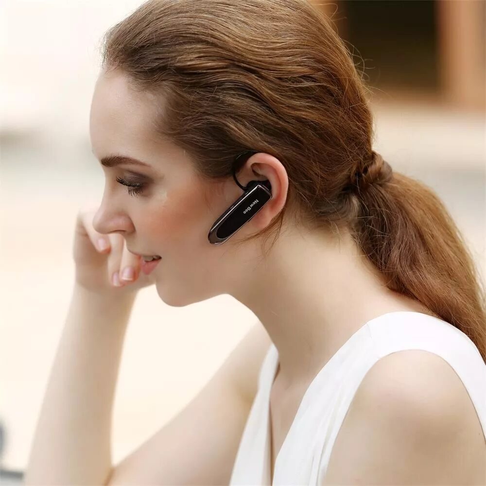 Песня наушники в уши. Наушники беспроводные Bluetooth Wireless Headset. Беспроводные наушники в ушах. Bluetooth гарнитура на одно ухо. Гарнитура на ухо для телефона.