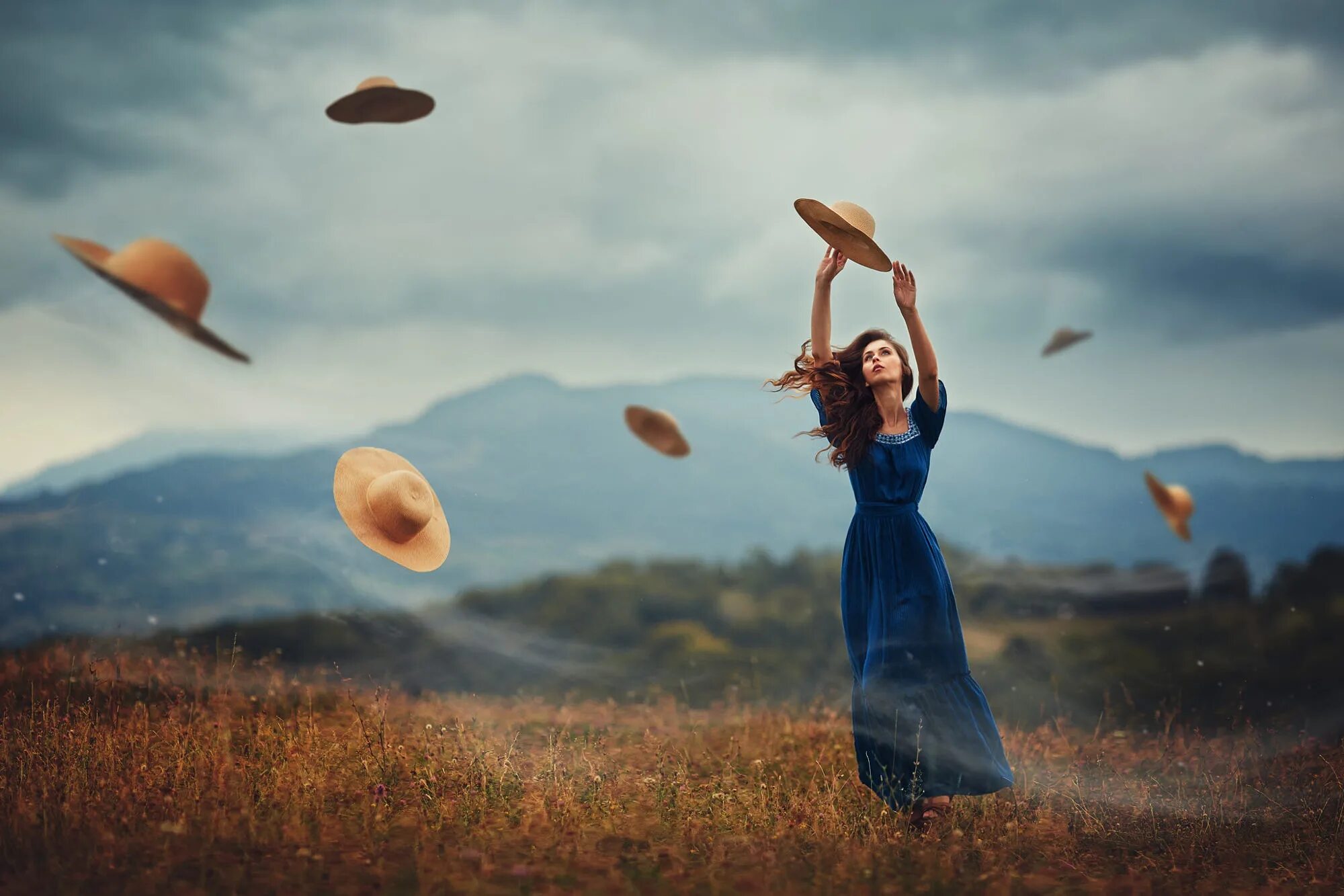Девушка и улетающие птицы. Девушка в облаках. Свободная птица. Летающая жизнь. Летающая жизнь.