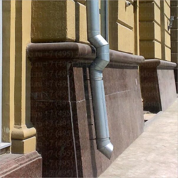 Наружный водосток здания. Наружный водосток с кровли. Наружный водосток здания. Внутренняя водосточная система с плоской кровли устройство. Наружный водосток.