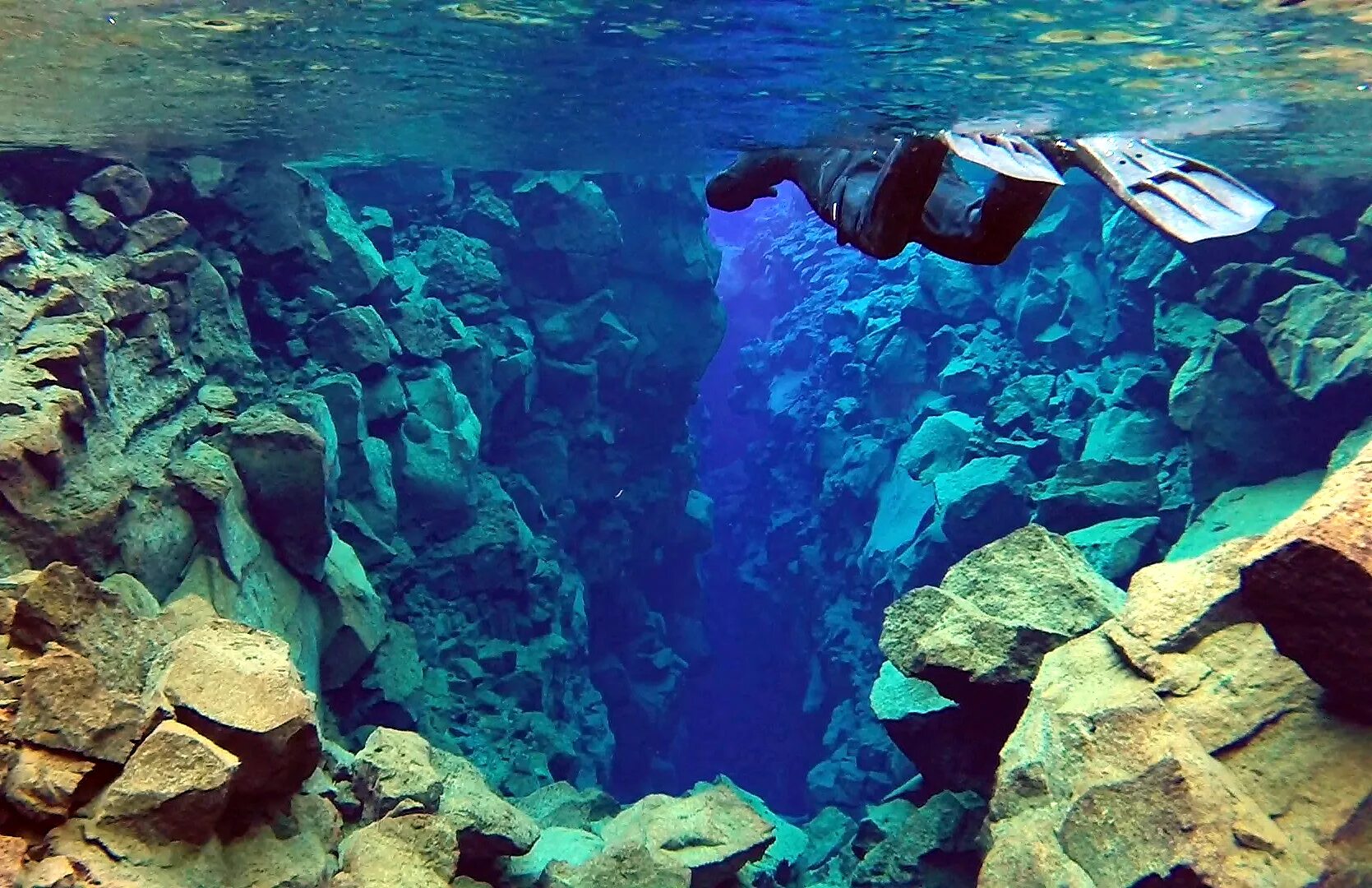 5 подводных камней. Разлом Сильфра Исландия. Подводный каньон Монтерей. Долина Тингвеллир разлом. Подводные скалы.