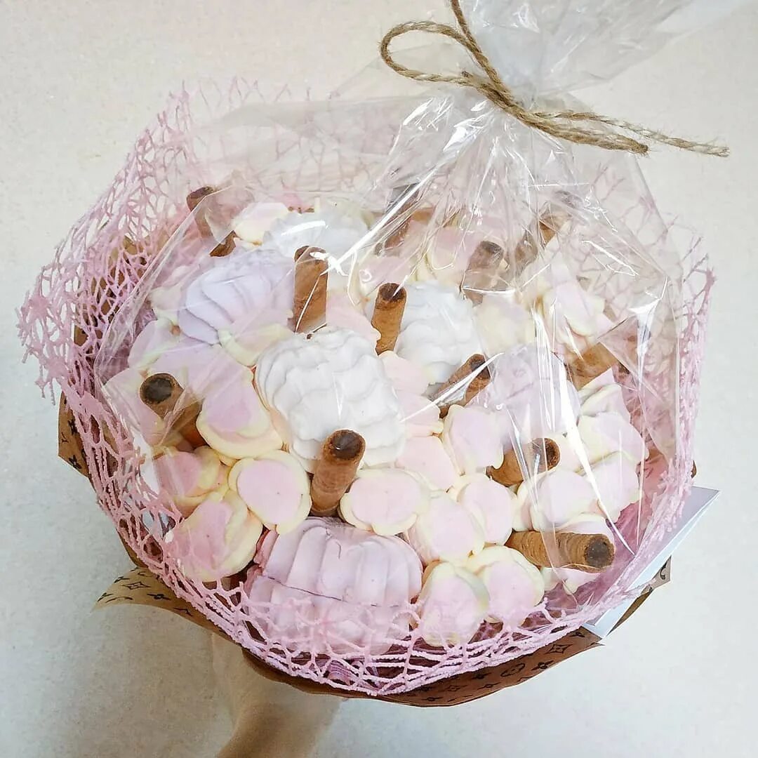 недорогой букет из сладостей. упаковка сладкого букета. упаковка сладкого букета. упаковка для букетов конус. букет своими руками.