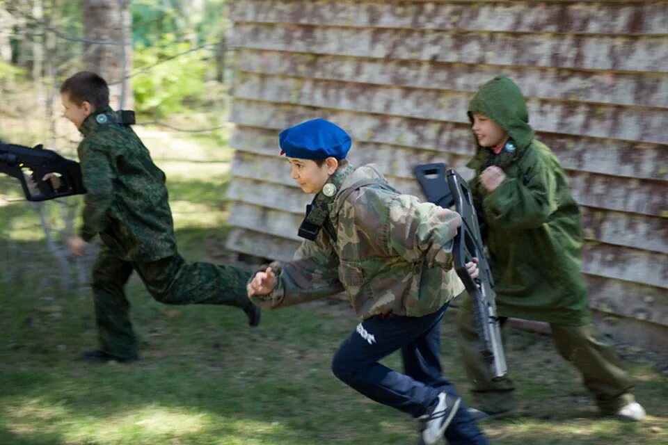 Зарница для детей. В военно патриотической игре группа школьников. Военно патриотические игры для школьников. Военно-патриотическая игра орленок. Военно патриотические игры для школьников.