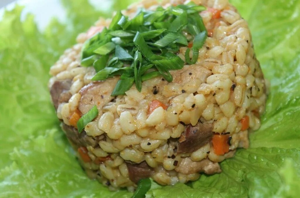 Перловка с мясом свинины. Перловка со свининой. перловка с мясом. перловка с овощами. плов из перловки со свининой.