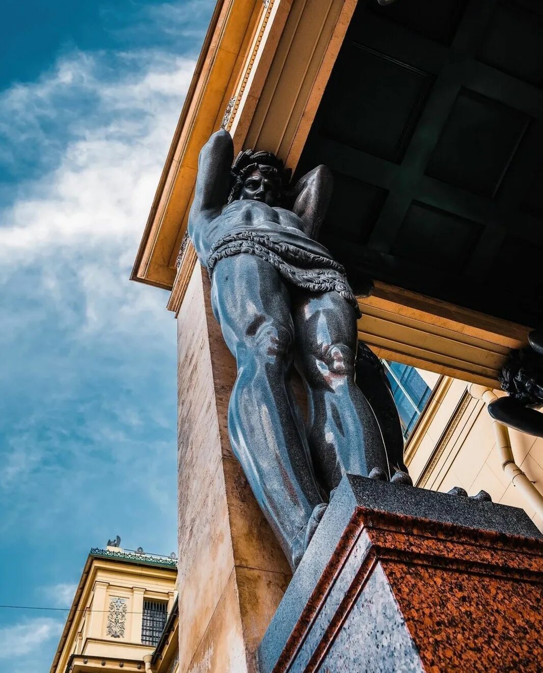 атланты эрмитажа в санкт-петербурге. атланты в питере эрмитаже. новый эрмитаж атланты. портик нового эрмитажа атланты. статуи атлантов в санкт-петербурге.