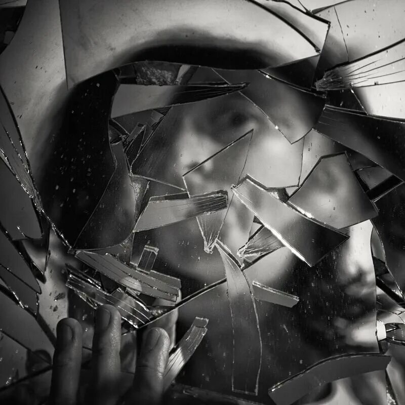 Отражение лица в разбитом зеркале. Собирает осколки сердца. Осколки сердец. Фотосессия с разбитым зеркалом. Разбитое стекло эстетика.