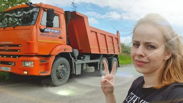 Женщина на камазе. Девушки и камаз. Девушка на фоне грузовика. Заводчанка камаз 2021. Женщина на камазе.
