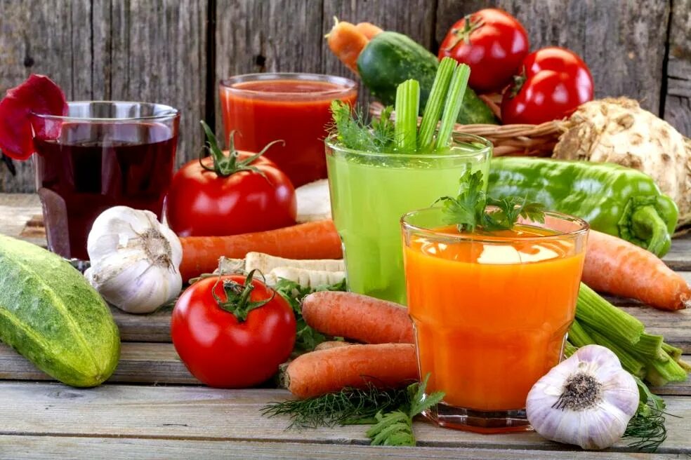 Овощной сок. Свежевыжатый овощной сок. Овощи для свежевыжатых соков. Летние овощи.