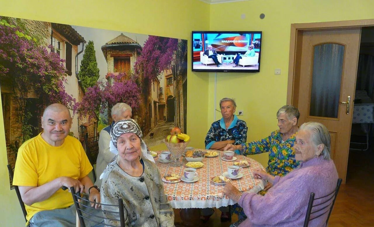 Дом престарелых SM-Pension. Жёлтый крест пансионат для престарелых Хорлово. Пансионат для пожилых людей. Дом для пожилых.