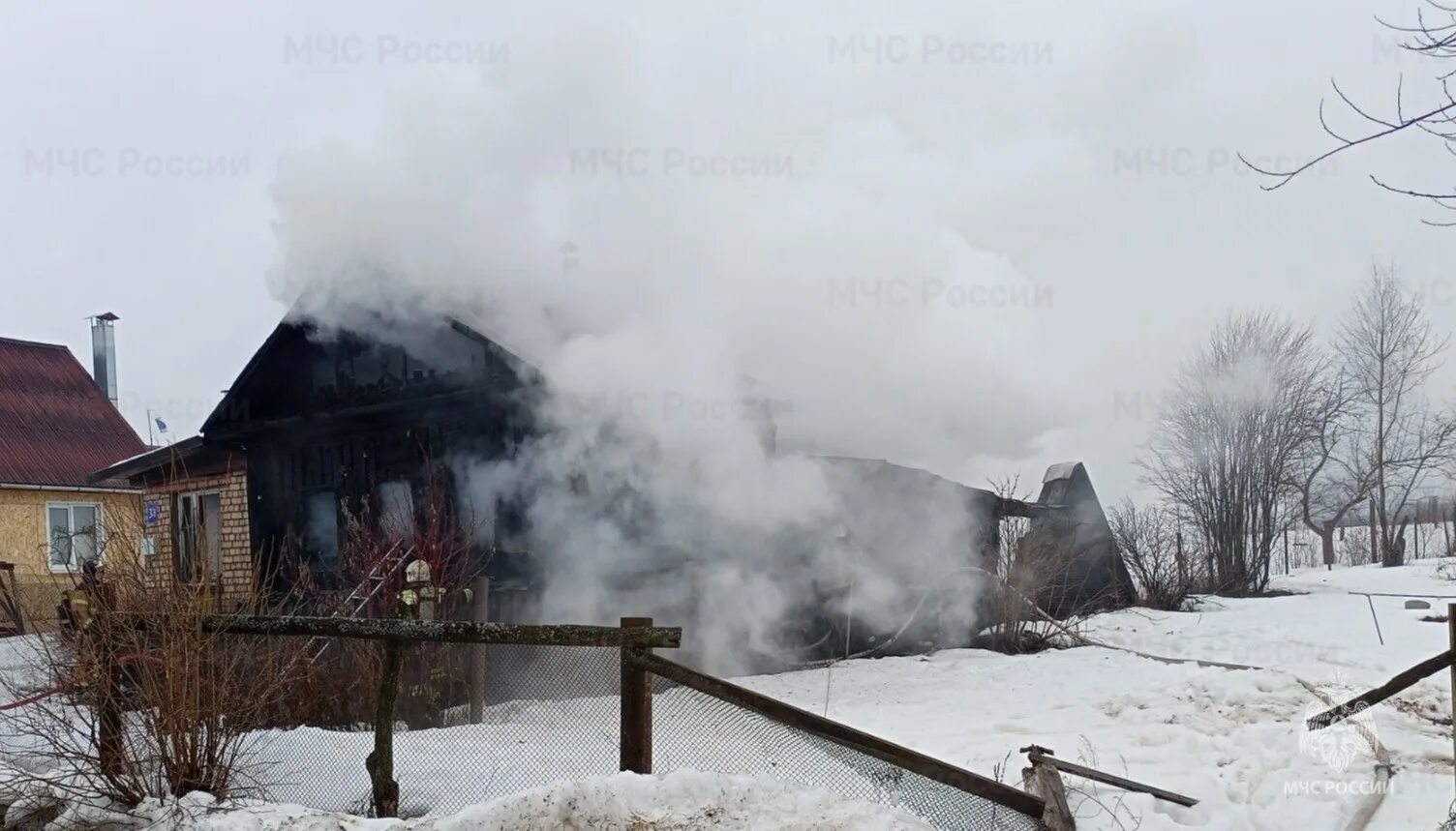 Пожар в частном доме. Пожар многоквартирного дома. Островское посёлок костромская область. Островское посёлок костромская область. Пожар костромская область сегодня.