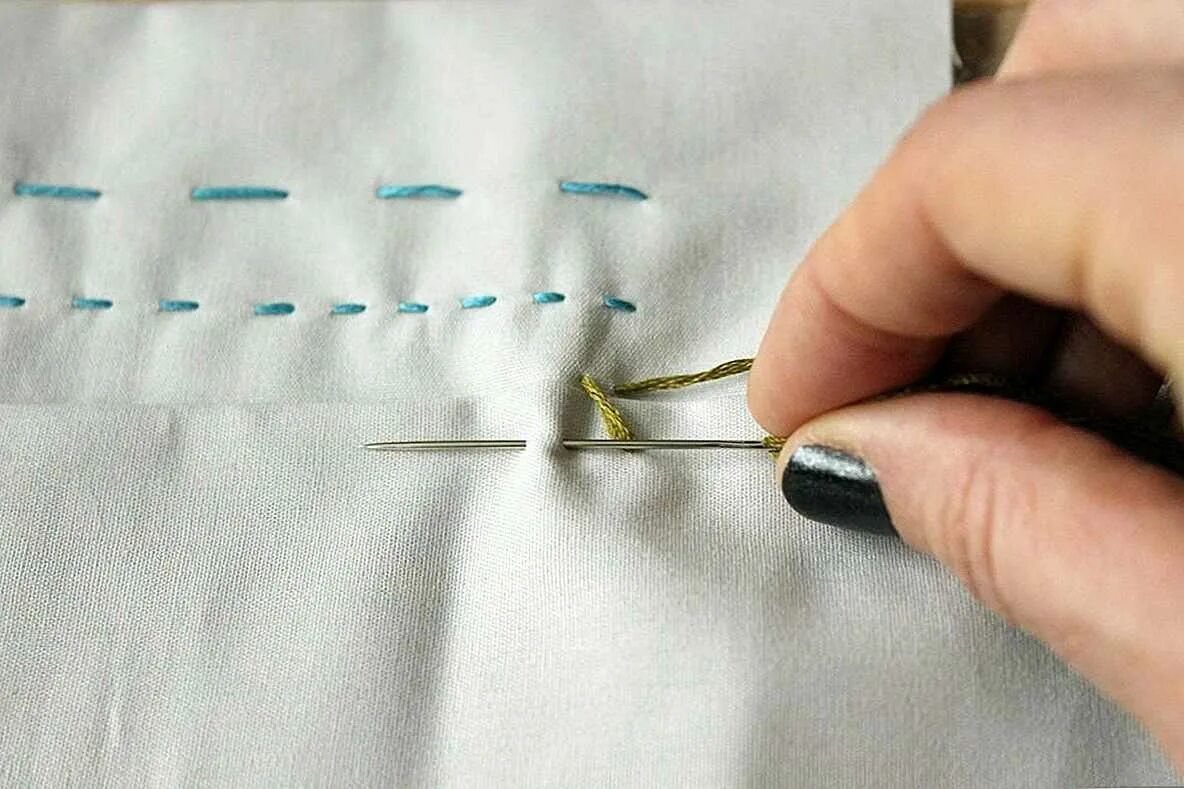 Пошив игла. Ручная строчка на ткани. Шить иголкой. Шитье вперед иголкой. Стежки для шитья.
