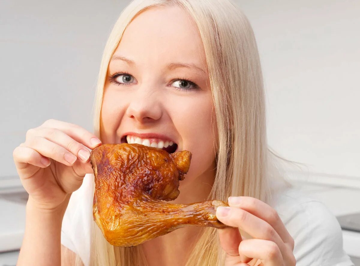 Не могу есть курицу. Девушка ест курицу. Девушка ест.