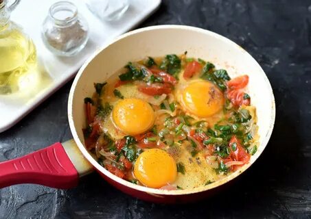 Яичница с зеленым луком и помидорами