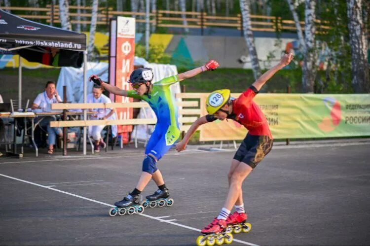 роликовые лыжи. соревнования роллеров. роллер спорт. конус для катания на роликовых коньках. соревнования роллеров.