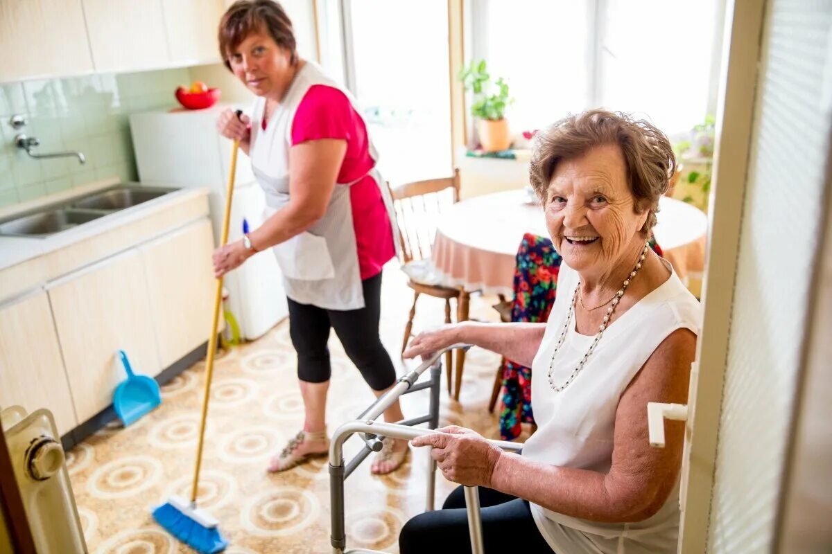 Социально-бытовые услуги. Убираться в доме пожилым людям. Социальный работник. Социально бытовые услуги пожилым на дому.