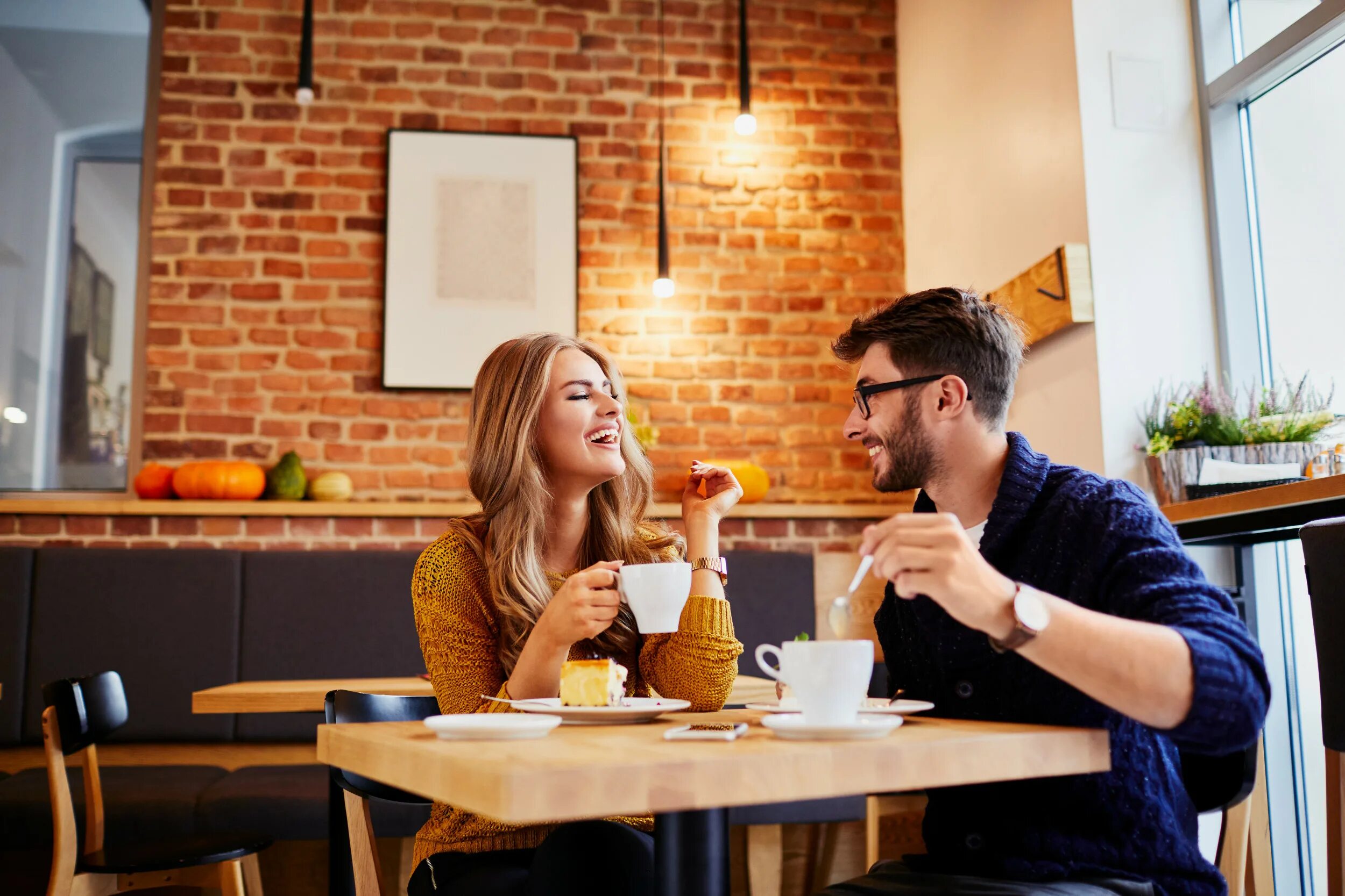 Date woman. Парень и девушка в кафе. Люди в кофейне. Сидят в кафе. Люди за столом в кафе.