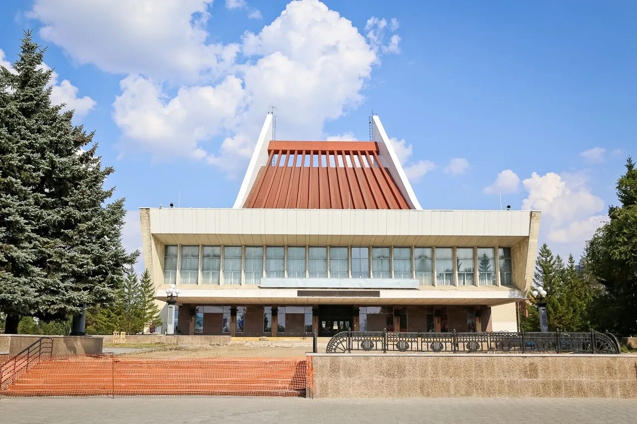 Государственный театр омск. Омский государственный музыкальный театр. Музыкальный театр Омск Омск. Театр трамплин в Омске. Музыкальный театр Омск 2022.