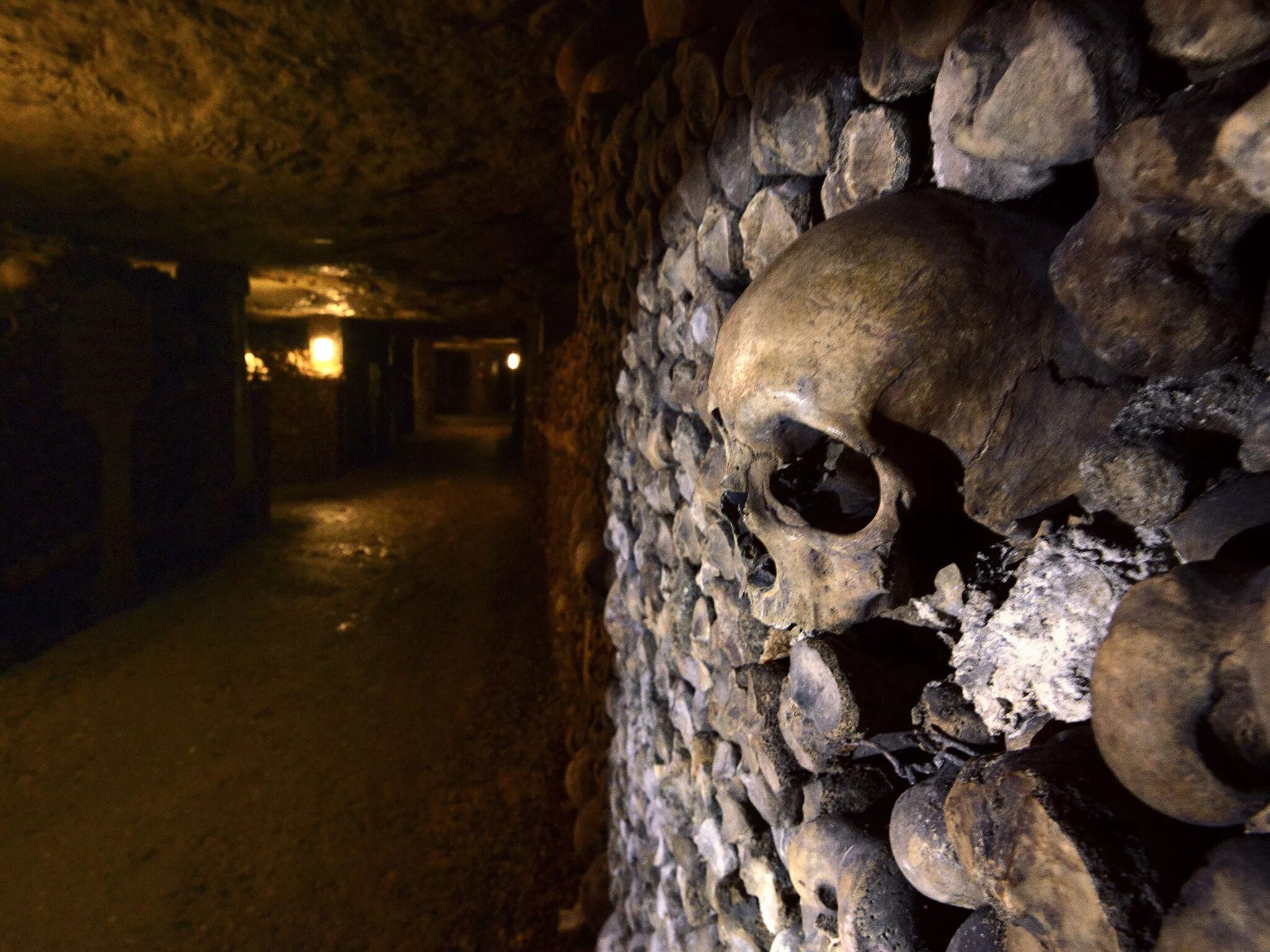 The catacombs of solaris revisited. Оссуарий Париж катакомбы. Катакомбы Парижа, Франция. Подземные катакомбы Парижа. Париж катакомбы город мертвых.