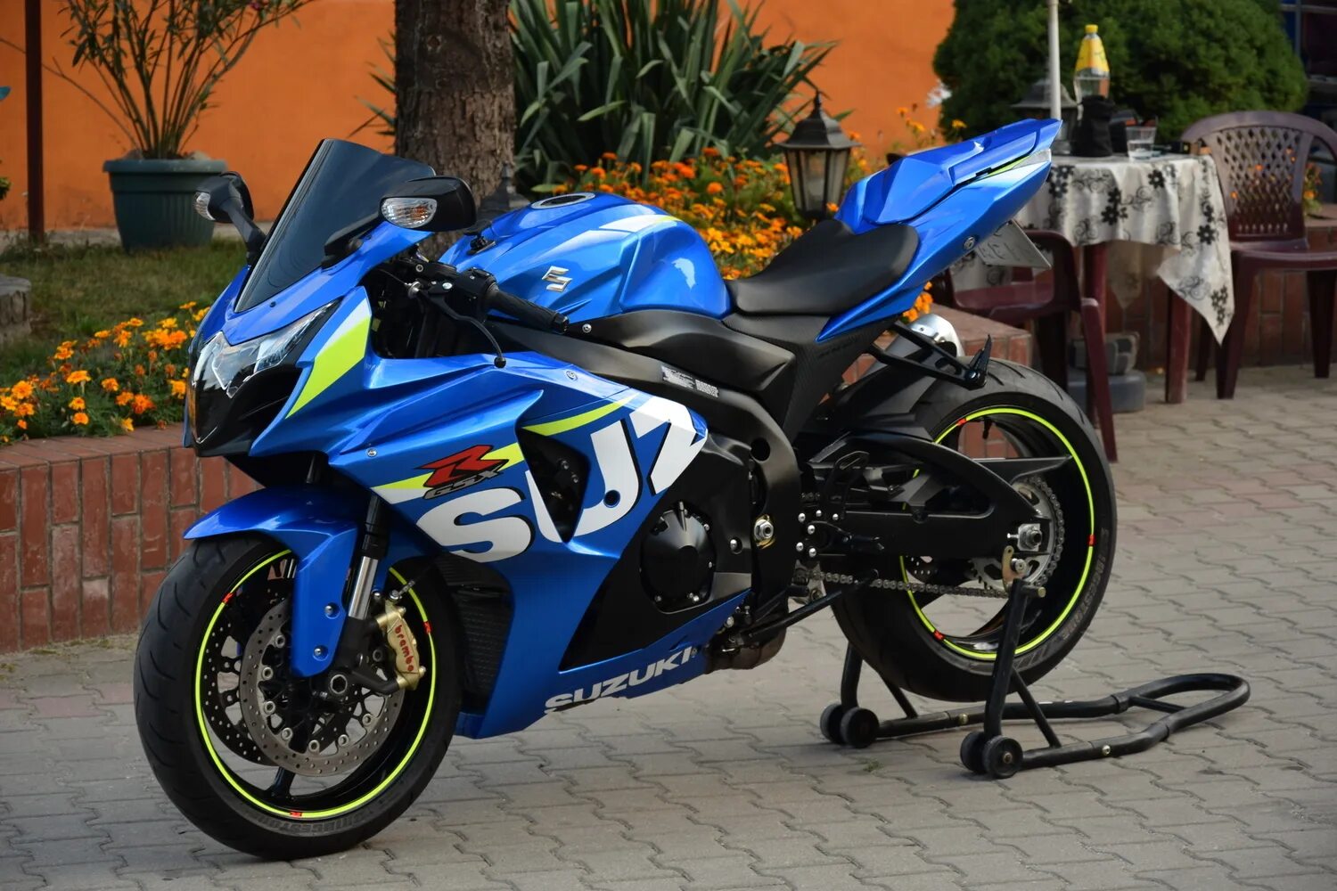 Gsx r купить. Suzuki GSX R 1000 l1. Мотоцикл джиксер 600. Suzuki GSX R 1000 2009. Сузуки джиксер 1000 к6.