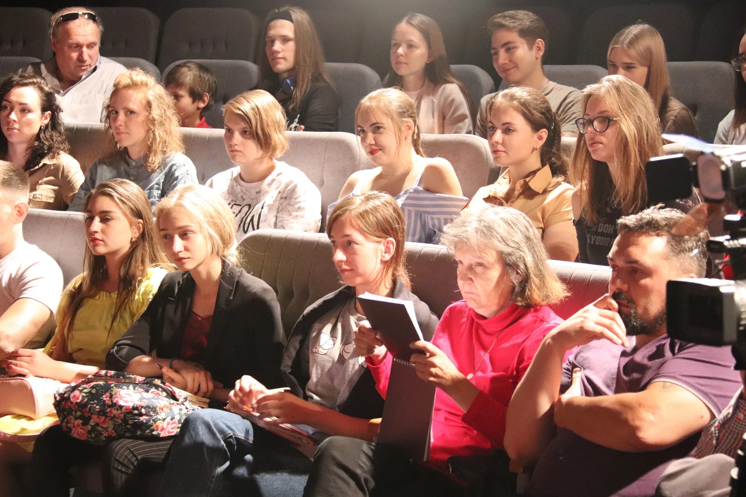 сцена театра. холстомер 3д театр курск. сцена театра. курск театр 3д лавина. 3д театр курск яма.