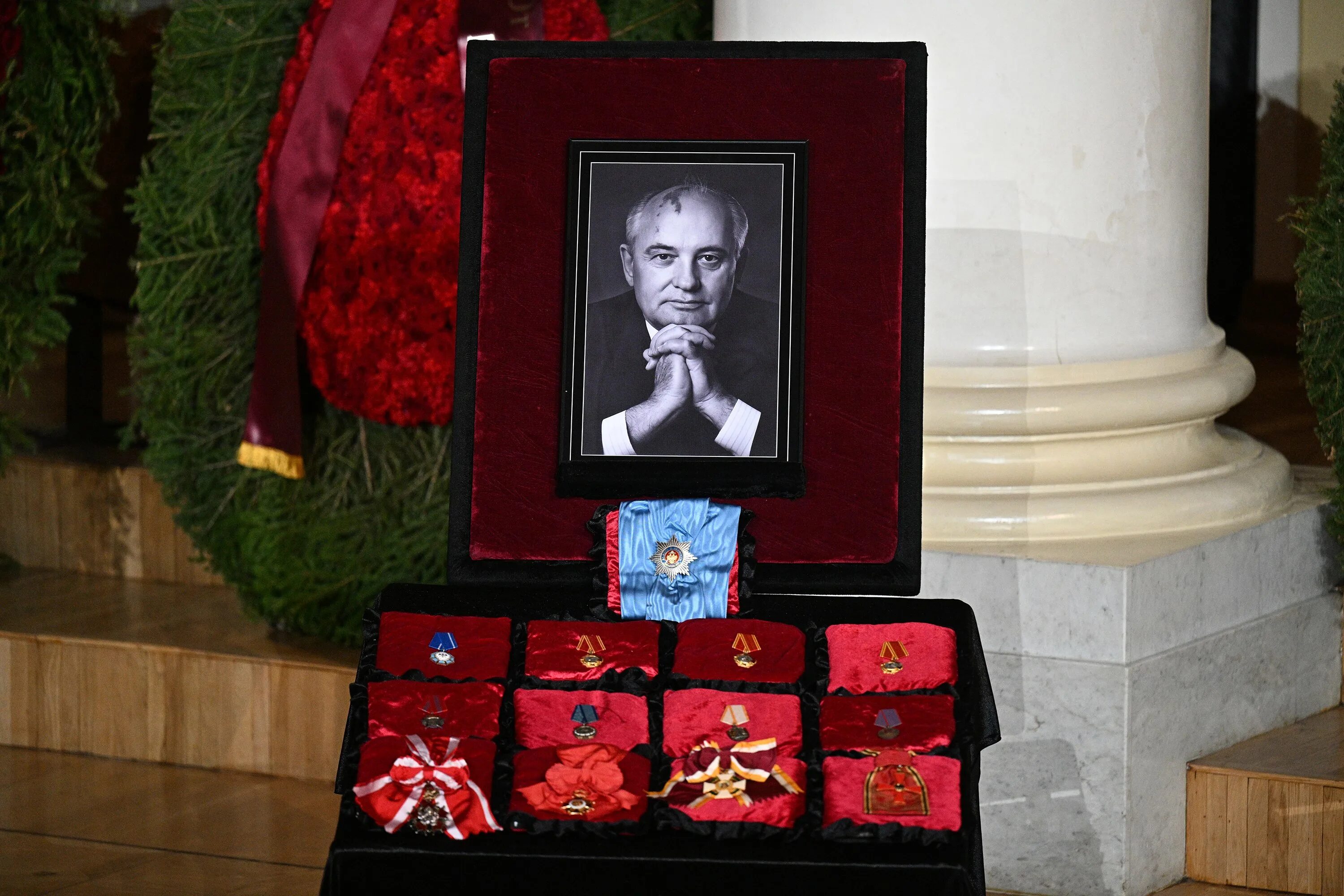 Похороны Михаила горбачёва. Горбачева похоронили на Новодевичьем кладбище в Москве.