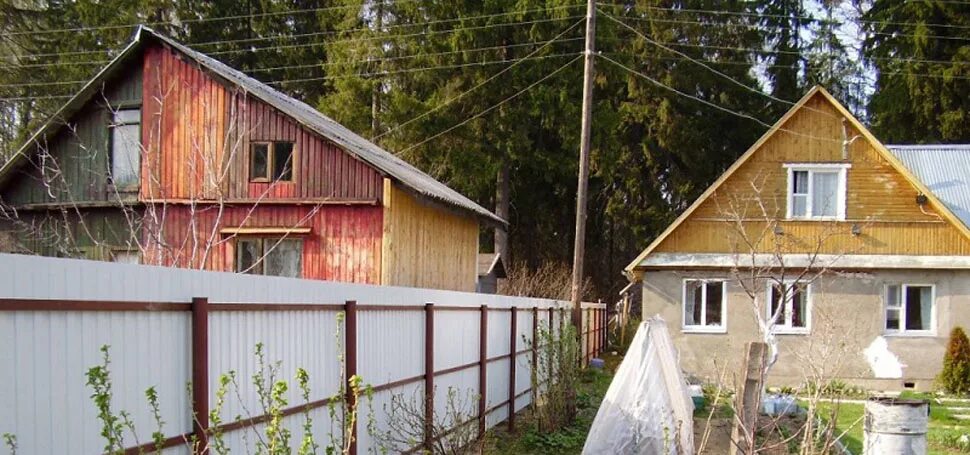 близко к дому соседей. близко к дому соседей. близко к дому соседей. забор между соседними участками. месторасположение скважины на участке.