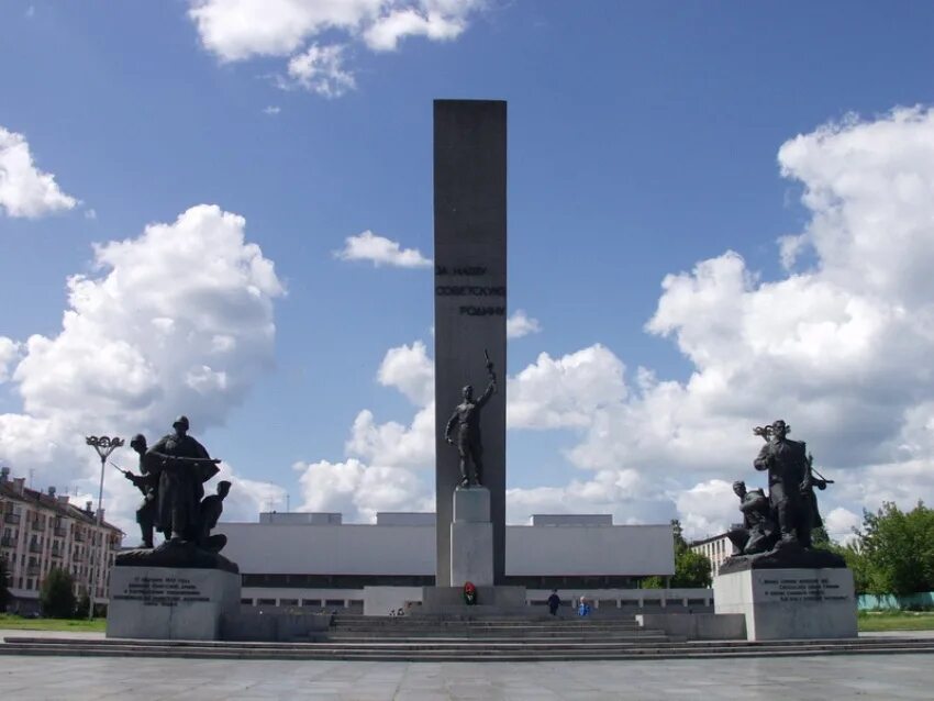 монумент на площади партизан в брянске. памятник освободителям брянска. курган бессмертия брянск город воинской славы. брянск площадь партизан музей ночь. площадь партизан брянск.