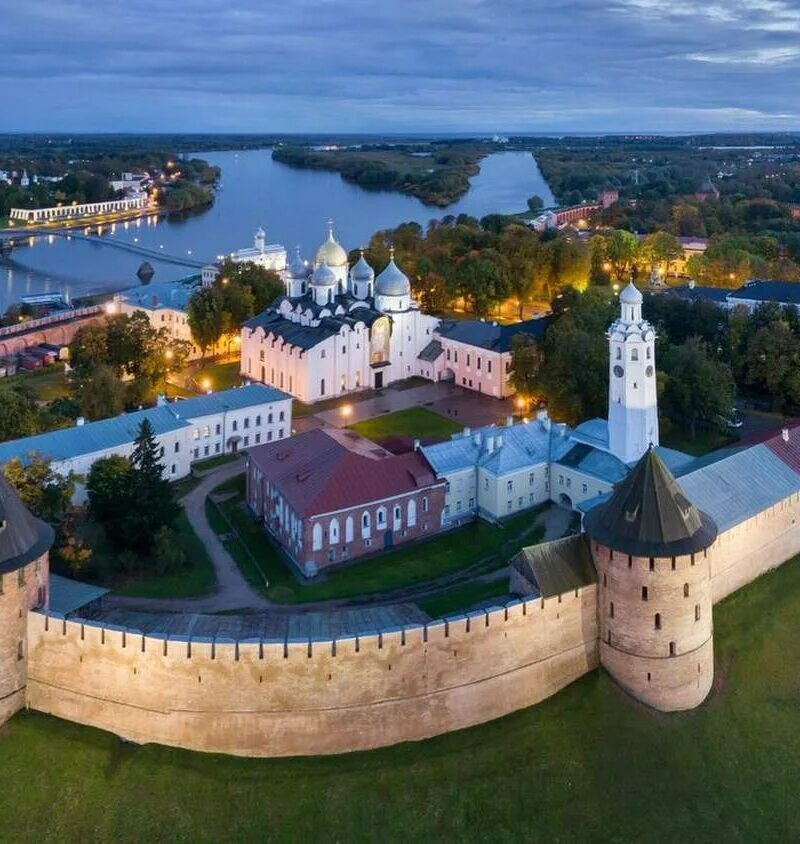 Заказать сайт великий новгород. Новгородский Детинец Великий Новгород. Новгородский Детинец достопримечательности Великого Новгорода. Великий Новгород Кремль. Великий Новгород Детинец Кремль.