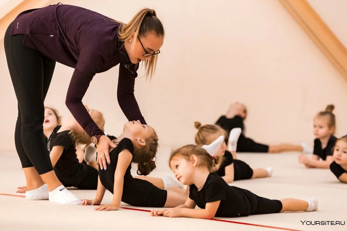 Фитнес аэробика для детей. Оздоровительная физкультура для детей. Занятия гимнастикой в школе. Аэробика для детей. Детский фитнес для дошкольников.